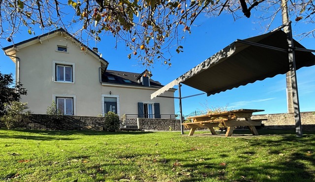 House with swimming pool and bowling green at the foot of the Pyrenees