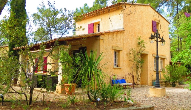 House with swimming pool and private park, at the foot of Mont Ventoux in Provence