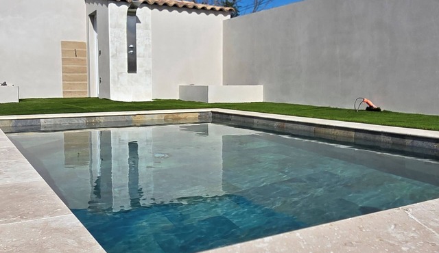 House with swimming pool, 4 to 6 people