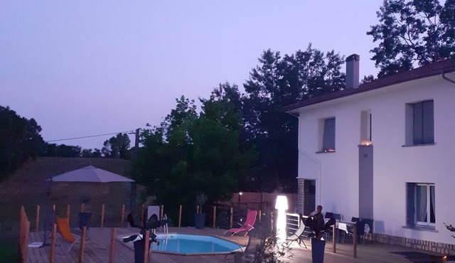 House with swimming pool 2 minutes from Lougratte lake, ideal for families.