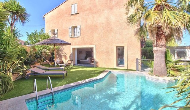 House with swimming pool and garden 4 bedrooms 8 pers. large living room 2 bathrooms