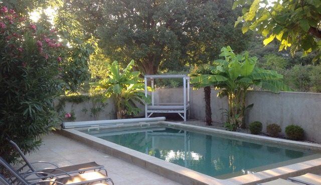 House with swimming pool for 8 people 84800 Lagnes. Week or fortnight.