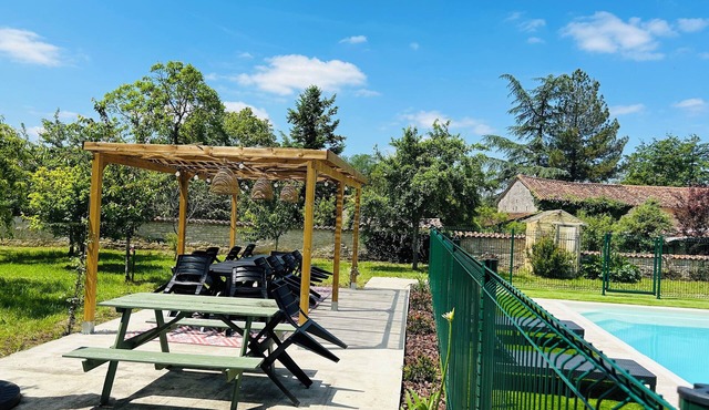 House with swimming pool in Charente. Ideal for families, games room.