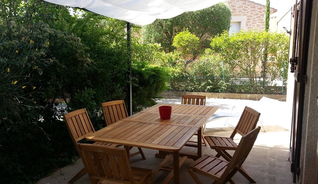 House with swimming pool thirty kilometers from the beach.