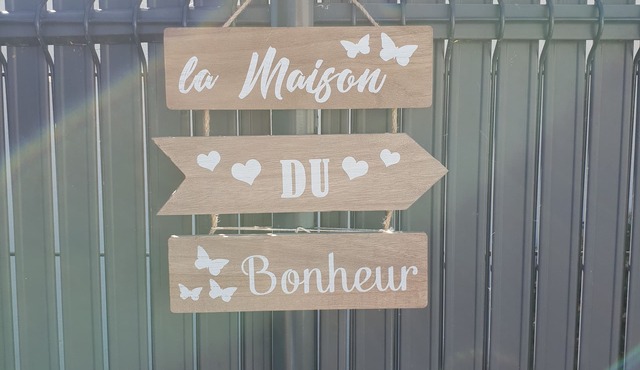 House with swimming pool and garden, 4 mins walk from the beach, 6 people, 3 beds