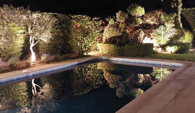 House with swimming pool and pétanque court close to Luberon villages.