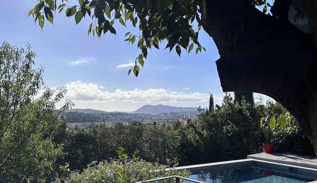 House with swimming pool and jacuzzi 15 minutes from the beach