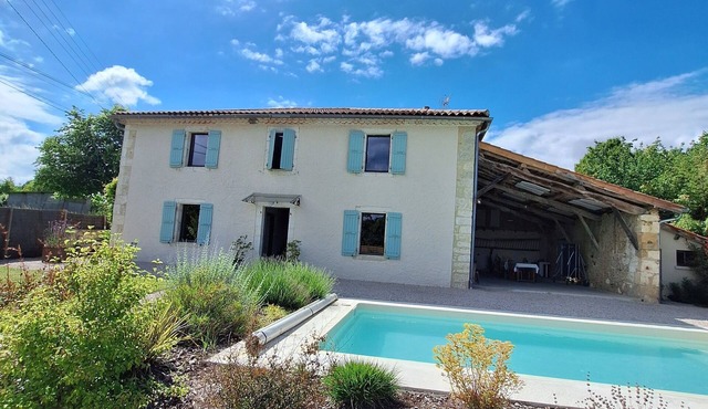 House with swimming pool sleeps 13. A 15-minute walk from the historic center of Auch!