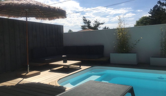 House with terrace and swimming pool, near the coastal path and Gujan harbours