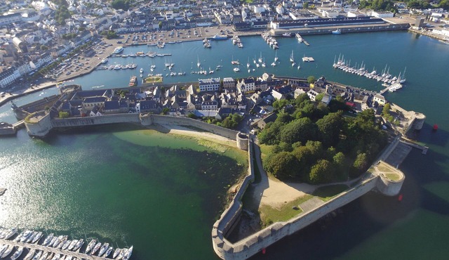 HOUSE WITH TERRACE 500m FROM THE BEACHES OF CABELLOU