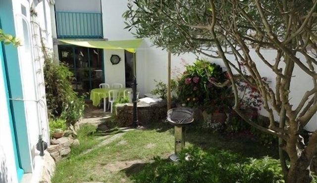 House with upper floor. 3 bedrooms, garden with courtyard, in port joinville