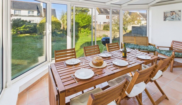 House with veranda for 6, 400m from the beach