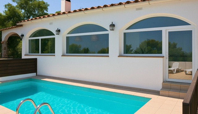 House with views, private garden and pool 3km from Playa de Pals