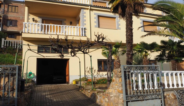 House with wonderful views in the heart of Ciudad Rodrigo. " The cherry tree "