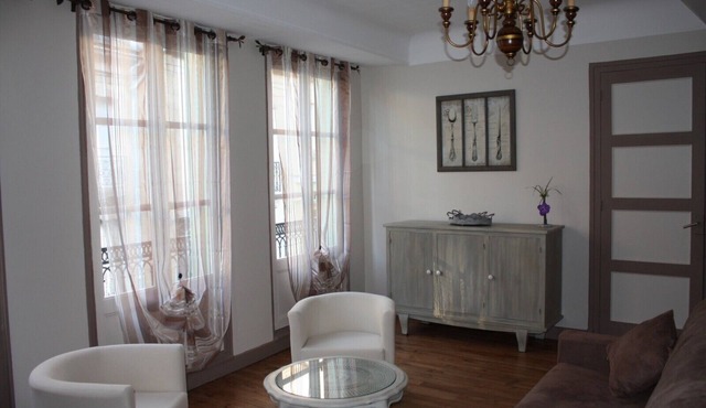 house with yard in the historical city center of Autun 3 stars