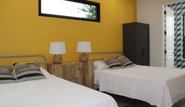 House within walking distance of the marina and the historic downtown!