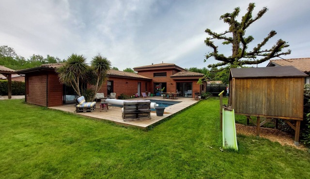 House wood in peace, ocean, basin, forest. Access on foot village, bike path.