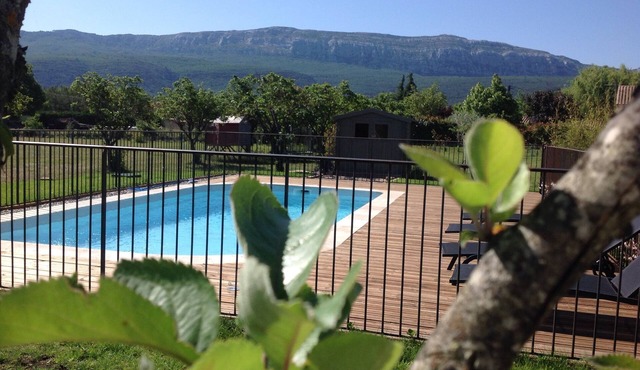 House-workshop on 2 ha wooded property private pool and jacuzzi