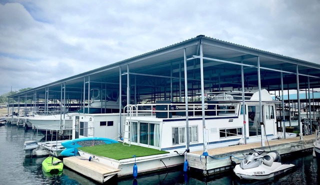 Houseboat *Casa Ocaso* on Beautiful Lake Travis