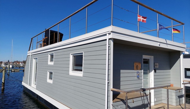 Houseboat Hecht with spacious roof terrace in Marina Minde/Denmark