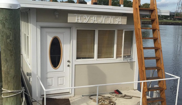 Houseboat Hyanna - Floating Tiny House - Downtown Providence