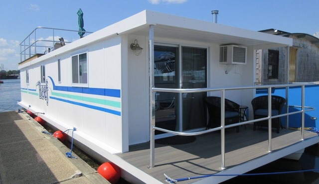 Houseboat located in the beautiful Kittery/Portsmouth Harbor