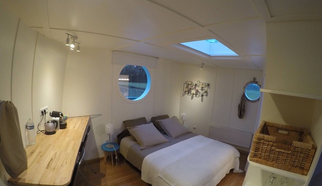 Houseboat Ophrys, guest house