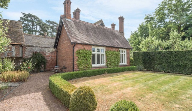 HOUSEKEEPER'S COTTAGE, character holiday cottage in Meeson