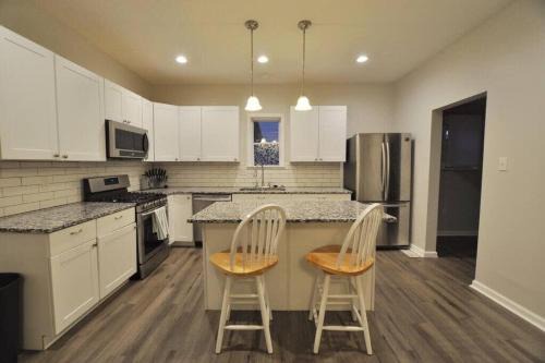 Housepitality - Franklinton Manor - Spacious