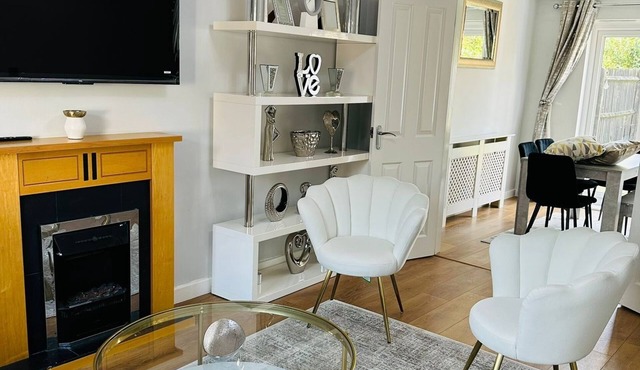 HouseSleeps5-Parking-Garden-PrivateEntrance