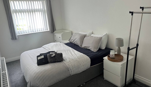 HouseSleeps6-FreeParking-Wifi-Contractors-Garden