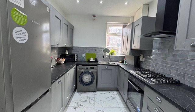 Housesleeps9-patio-parking-familyok