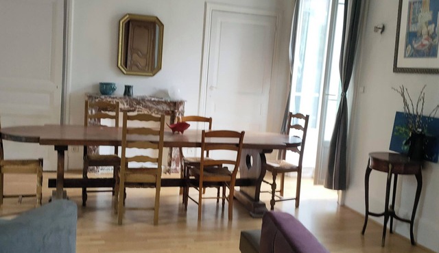 Housing hyper center close to all commoditéeplace Victor Hugo.