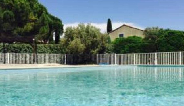 Housing in condominium with swimming pool