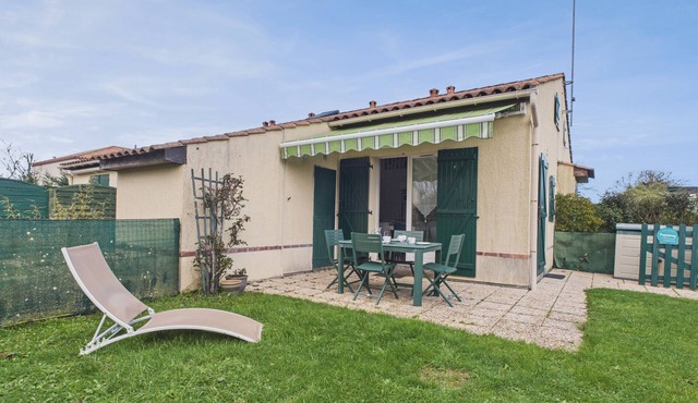 Housse between the Pornic golf course and the sea