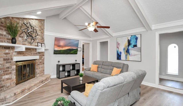 Houston 6BR Near IAH w/Pool & BBQ