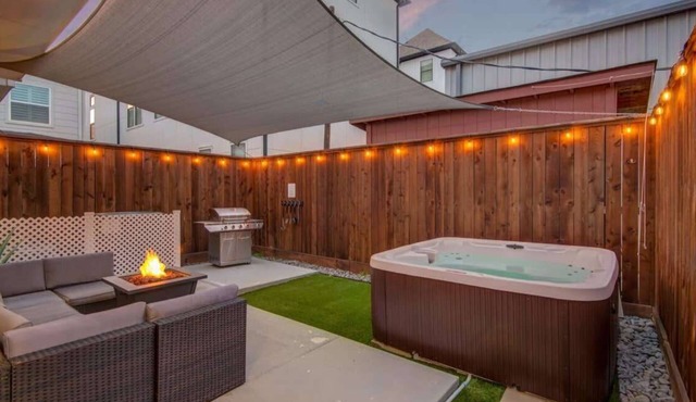 Houston Central Location - Stylish with Jacuzzi
