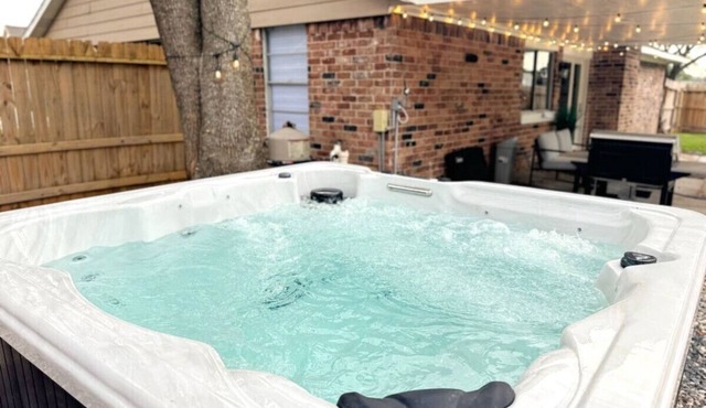 Houston Family Retreat with Hot Tub Pool Firepit