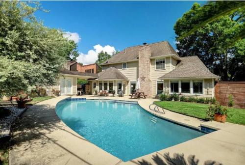 Houston Getaway 5BR Sleeps 13 Pool WiFi