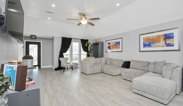 Houston Home Sleeps 10 | Near NRG & Medical Center