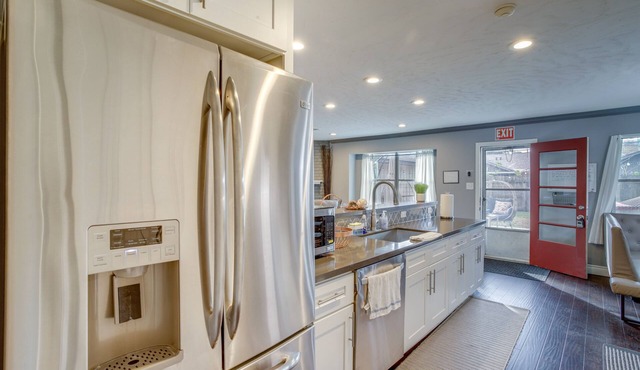 Houston Home w/ Patio ~ 14 Mi to Downtown!