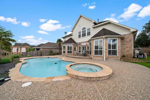 Houston Lake Retreat Pool Lake Front Spa