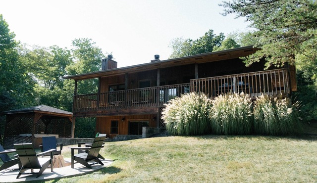 Houston Lodge, 5BR Lodge with a large covered porch and a great view