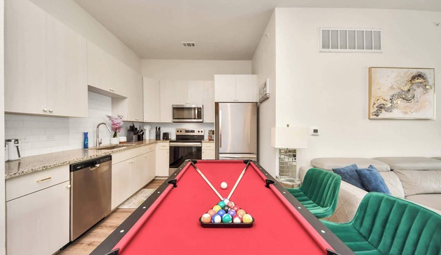 Houston luxury apartment: Pool, gym, game room, and a rooftop deck!