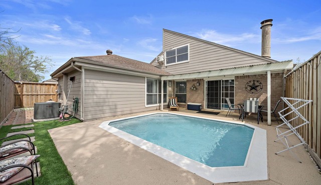 Houston Pool Escape | Games WiFi | Parking | Pet