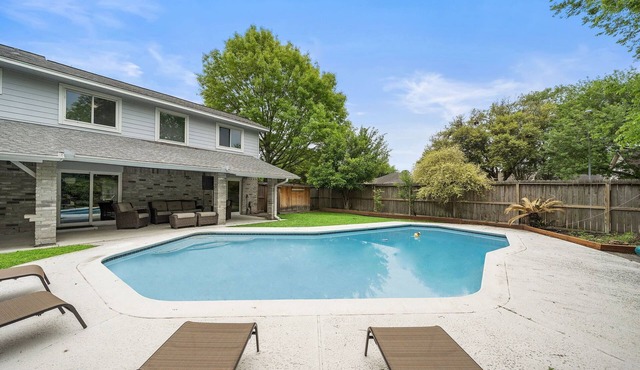Houston Pool Retreat | WiFi Yard BBQ Games TVs