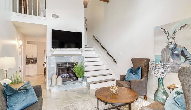 Houston Retreat w/Smart TVs: Walk to Golf Course!