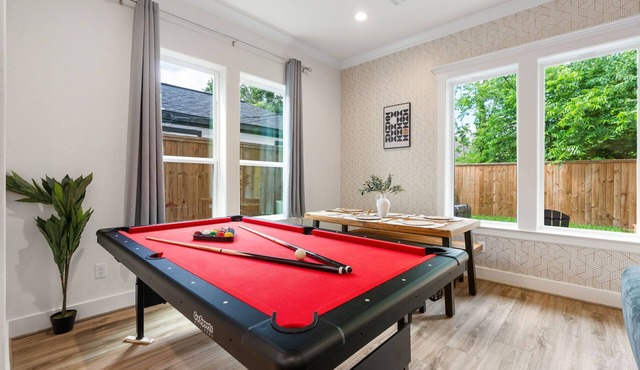 Houston's Very Best! Centrally Located Modern Home w/Hot Tub - 5Beds/4Baths