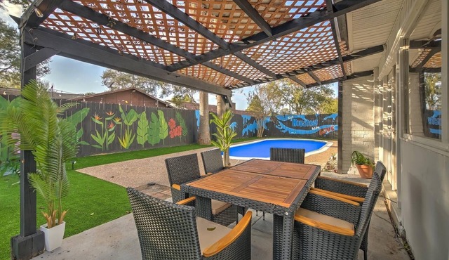 Houston white house, private pool, patio and game room the best place in Houston