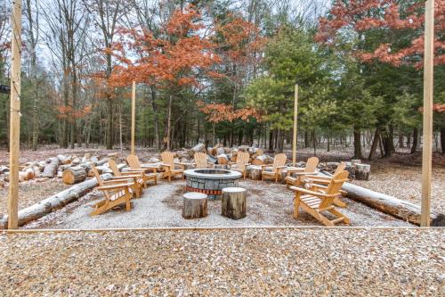 Houtzdale Home with Shuffleboard and Pickleball!